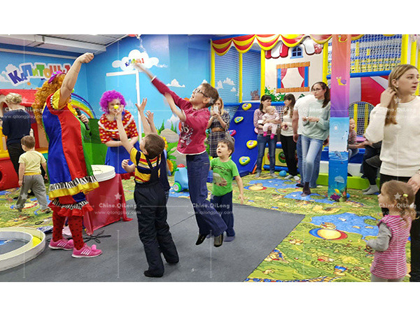 Another group of children in Russia have also played in the amusement equipment manufactured by Qilong company