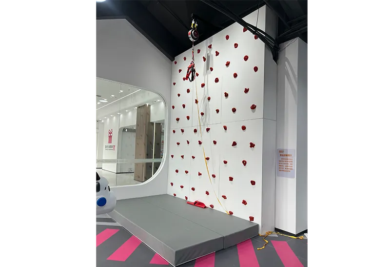 Standardized Competitive Climbing Track: Automatic Descent System, White Walls + Red Dot Matrix – Full Padding & Non-Slip Mats